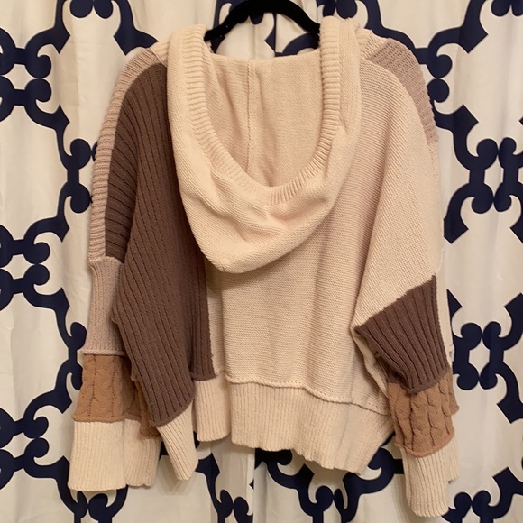 Hooded V neck color block sweater - Picture 3 of 3